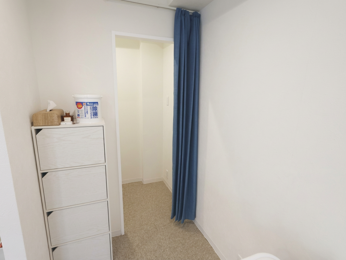 Apply_a_natural_and_stylish_retouch_to_the_image_t-1765171356102(1)