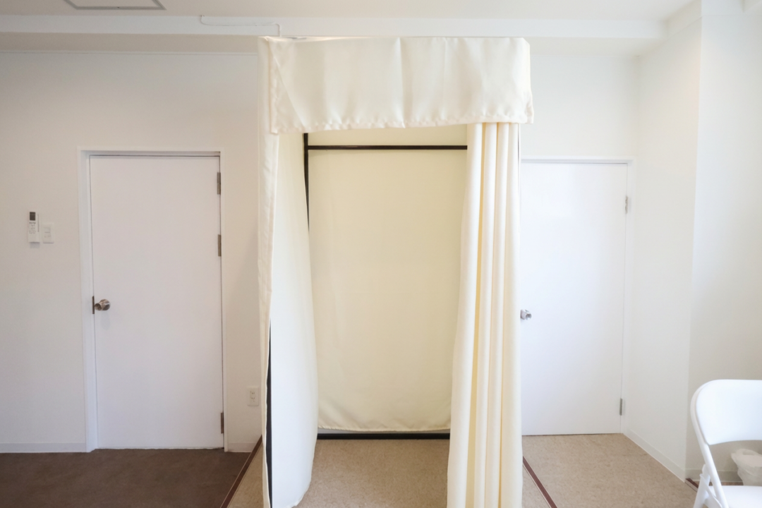 Apply_a_stylish_retouch_to_the_image_while_maintai-1765173466066