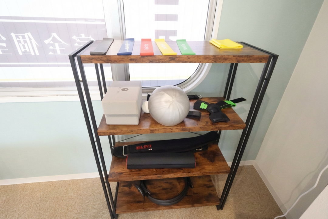 Apply_a_stylish_retouch_to_the_image_while_preserv-1765173558142