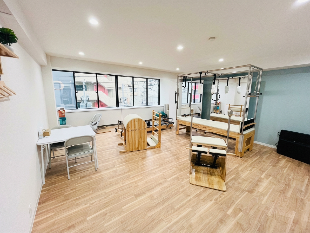 Enhance_the_overall_brightness_and_clarity_of_the_-1765257530511