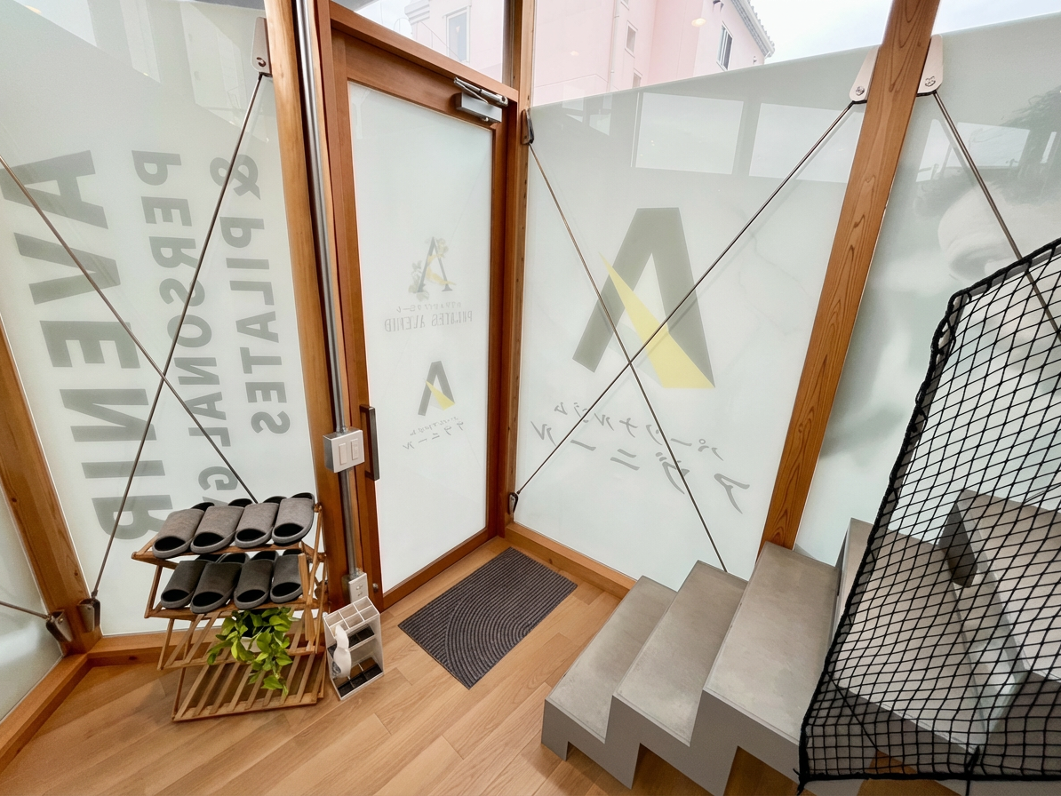 Enhance_the_overall_brightness_and_clarity_of_the_-1765349345746