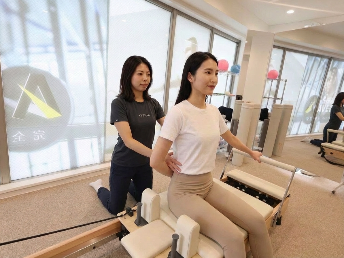 Replace_the_clothing_of_the_trainer_in_the_image_w-1765169521898(1)