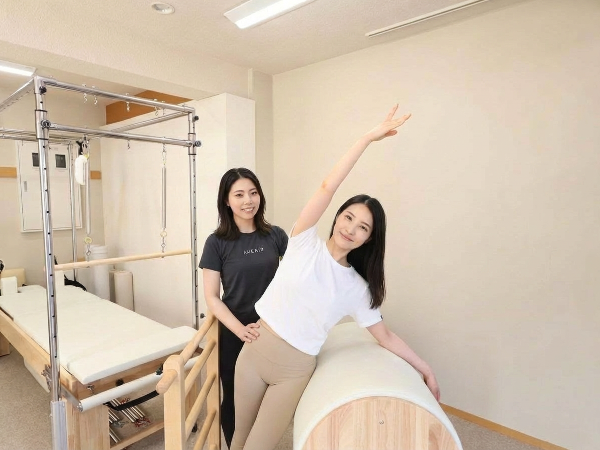 Replace_the_clothing_of_the_trainer_in_the_image_w-1765172022791(1)