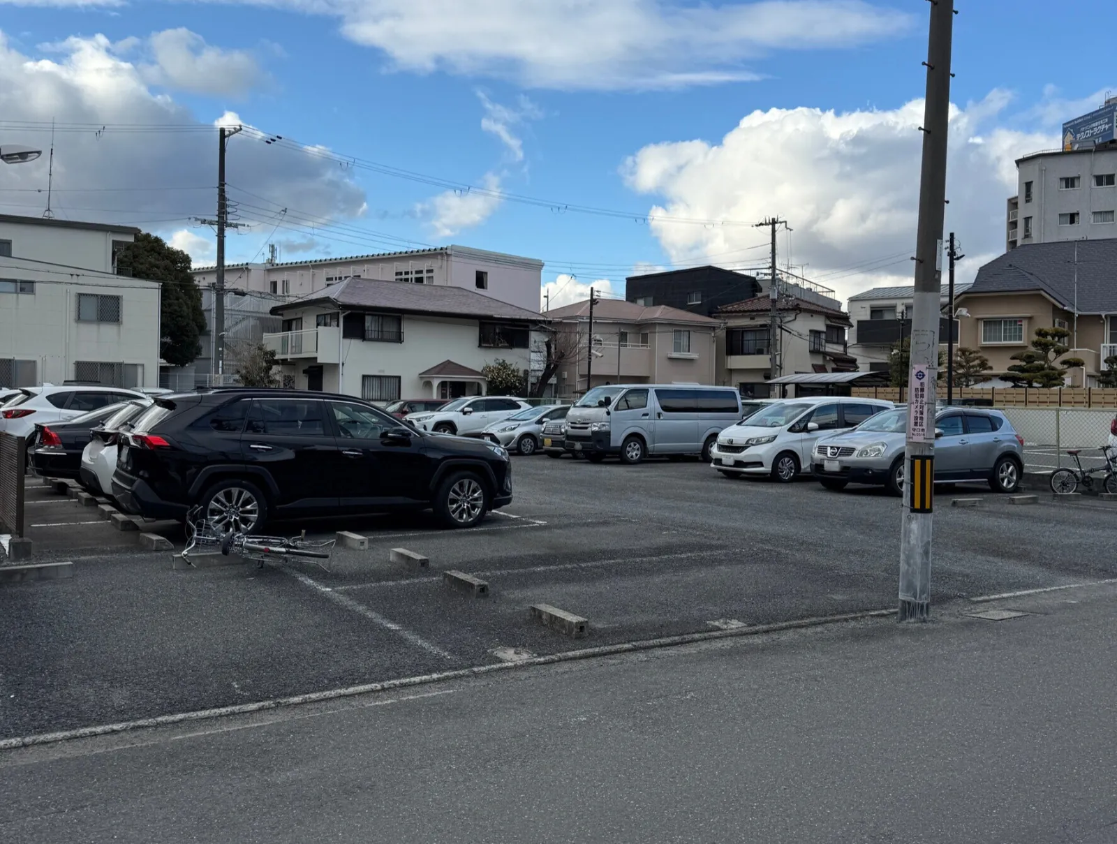 ピラティスアヴニール守口店が利用する駐車場の全景