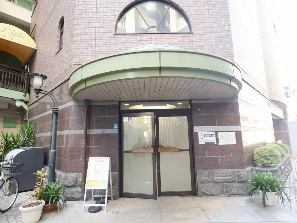 ピラティスアヴニール橿原大和八木2号店が入る建物の外観と入口