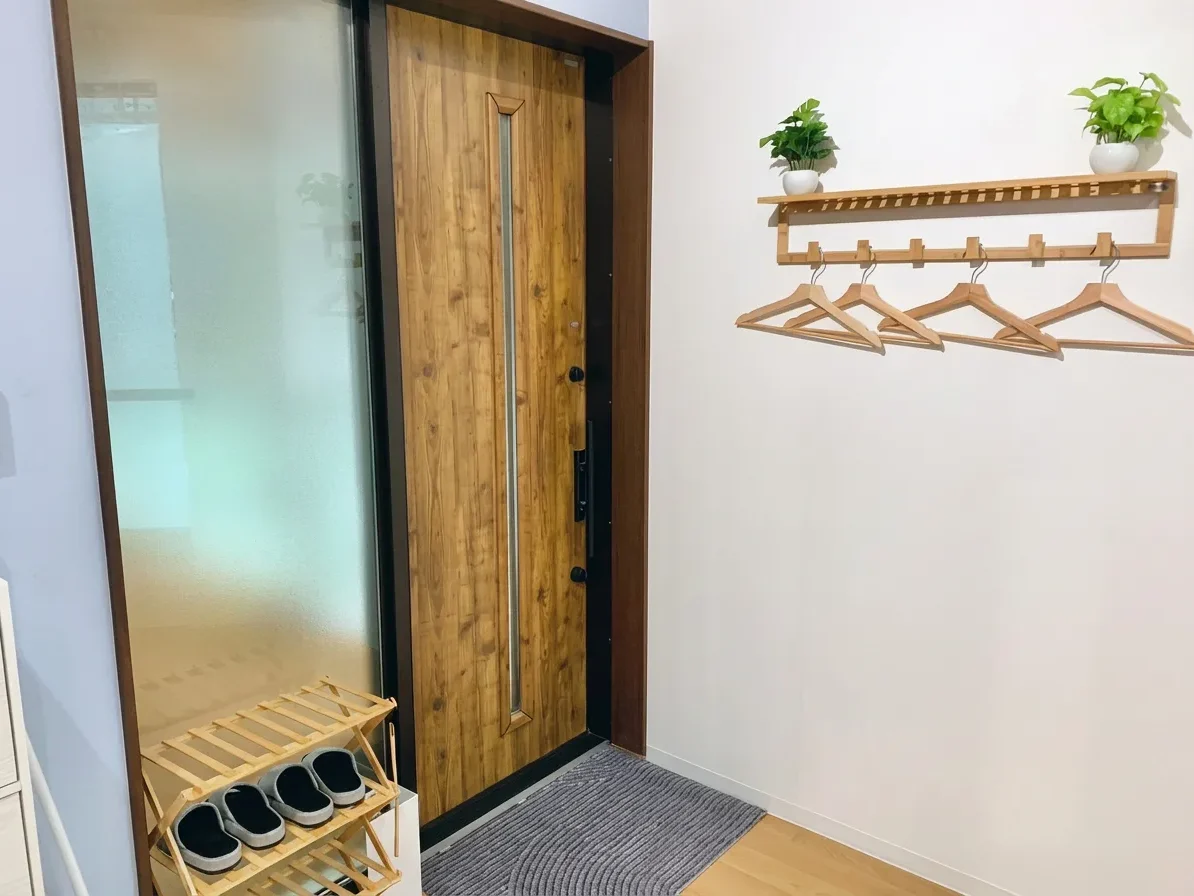 ピラティスアヴニール大津京店が入る建物の外観と入口