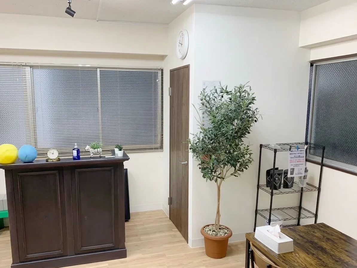 uehonmachi-slider778-8 ピラティススタジオの受付・待合スペース