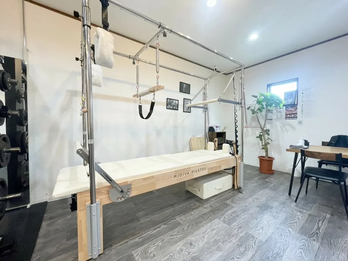 yao-slider4934-4 ピラティスアヴニール八尾店のキャデラックを備えたスタジオ