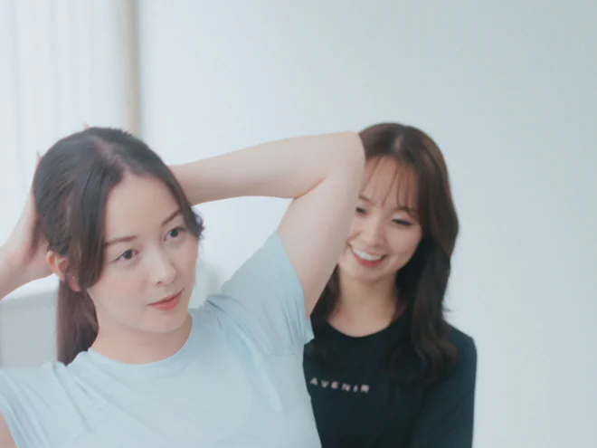 ラダーバレルで身体を伸ばす女性とトレーナー