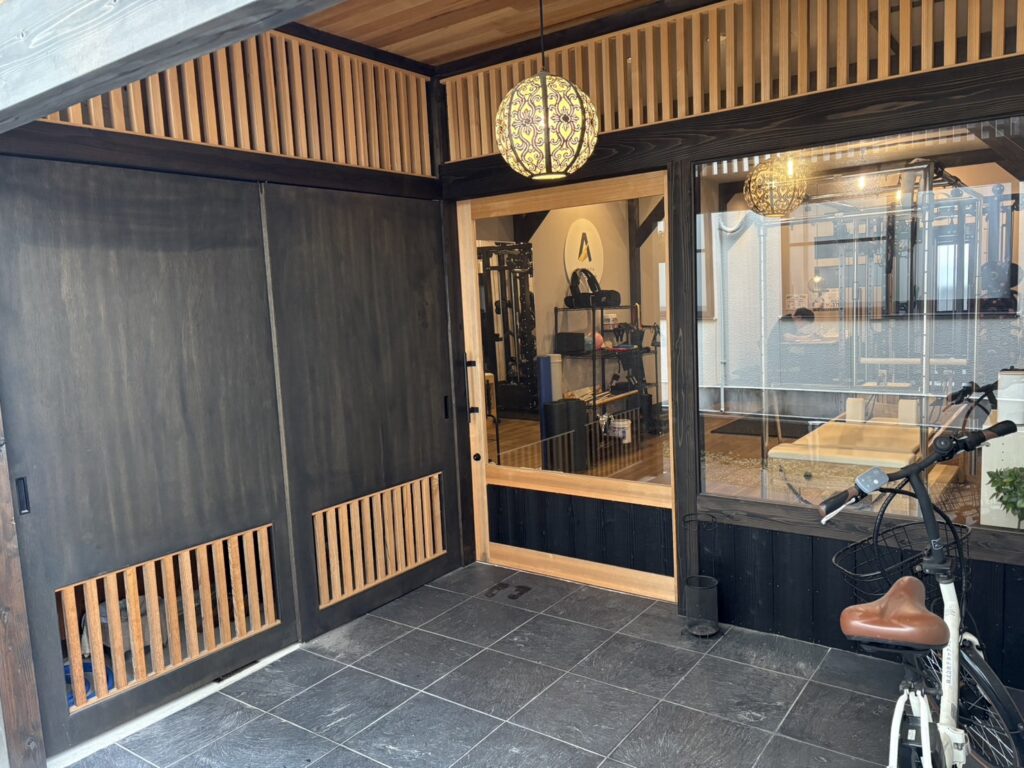 ピラティスアヴニールあやめ池店の入口