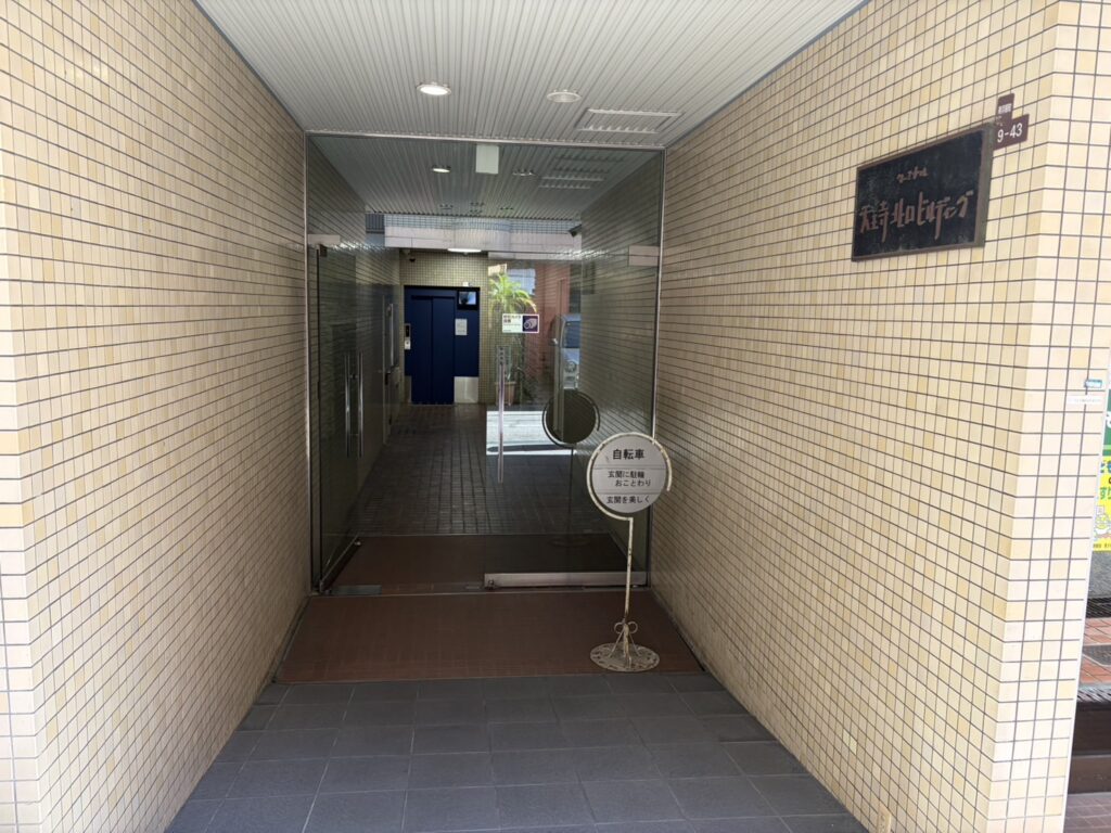 ピラティスアヴニール天王寺2号店の建物の入口